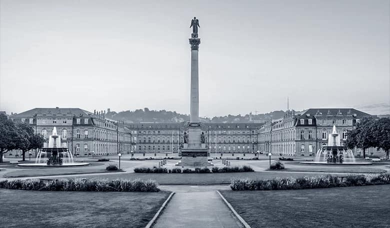 Hohe Gedenksäule mit Statue auf der Spitze, genannt Jubiläums-Säule am Schlossplatz in der Stuttgarter Innenstadt