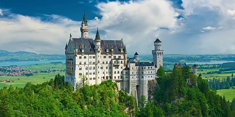 ein weitläufiger Blick auf das Schloss Neuschwanstein in Deutschland