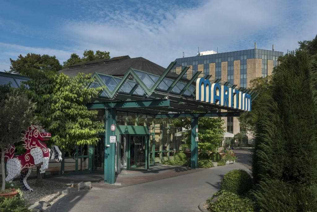 Der Außeneingang des Maritim Hotel Stuttgart