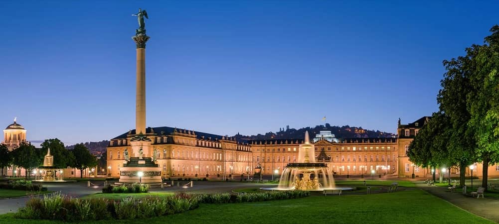 Der zentrale Platz in Stuttgart mit der Statue des Neuen Schlosses und dem Schlossplatzbrunnen