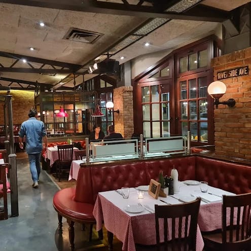 Blick auf den Speisesaal des Restaurants Pier 51