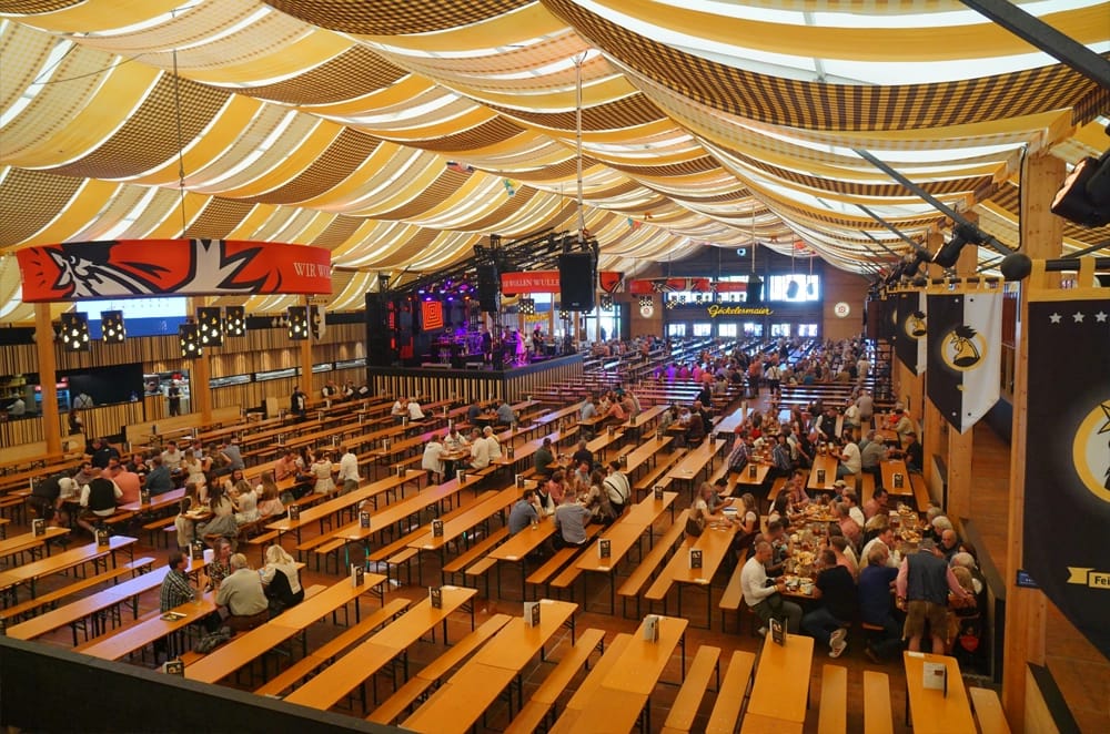 Die Innenansicht eines der Bierzelte des Cannstatter Volksfests